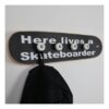 Perchero skate - Here lives a Skateboarder